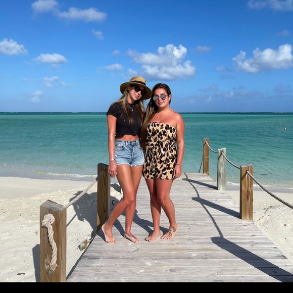 Meet your Poshers : ๐ฆLoren and Alanna ๐ฆ - Picture 8 of 9